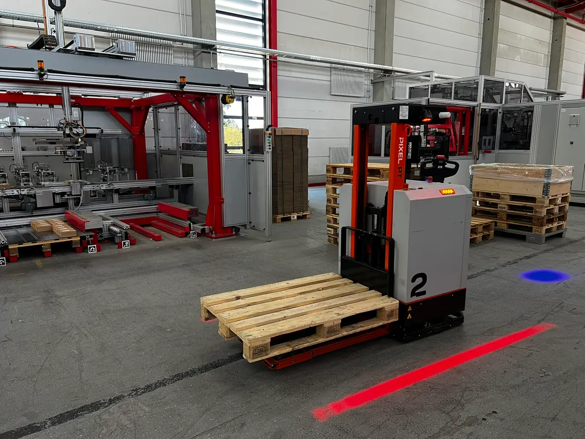 PIXEL PT carrying an empty EUR pallet in front of the packaging machines at Würth Industrie Service